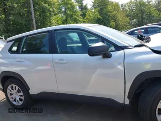 2024 Toyota Corolla Cross L z VIN 7MUAAAAG3RV093387, wystawiony jako IAAI lot #42406766 z przebiegiem 13 598 mil mil oraz . Historia ofert i sprzedaży dostępna na DreamBid. Obrazek 13.