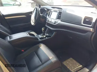 2018 Toyota Highlander SE z VIN 5TDJZRFH8JS526290, wystawiony jako IAAI lot #42393316 z przebiegiem 69 650 mil mil oraz . Historia ofert i sprzedaży dostępna na DreamBid. Obrazek 5.