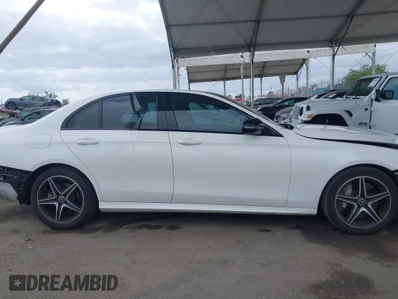 2018 Mercedes-Benz E 300 with VIN WDDZF4JB0JA371240, listed as a IAAI auction lot 42061937 with 66,167 mi miles and . Bid and sale history available at DreamBid. Image 14.