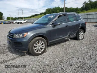 2013 Volkswagen Touareg Sport с VIN WVGEP9BP9DD005059, выставлен на аукционе Copart как лот 55320455 с пробегом 63 574 миль миль и Списание • Salvage title. История ставок и продаж доступна на DreamBid. Изображение 1.