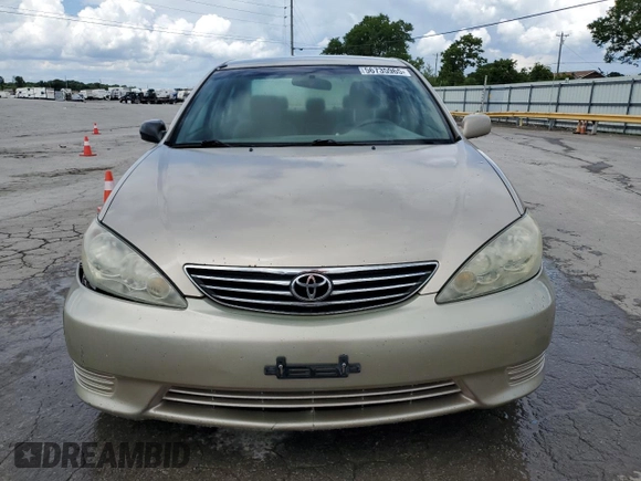 2005 Toyota Camry STD z VIN 4T1BE32K75U087837, wystawiony jako Copart lot #56735965 z przebiegiem 231 694 mil mil oraz Szkoda całkowita • Salvage title. Historia ofert i sprzedaży dostępna na DreamBid. Obrazek 5.