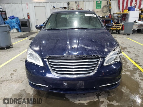 2014 Chrysler 200 Touring z VIN 1C3CCBBB3EN171841, wystawiony jako Copart lot #51232055 z przebiegiem 237 122 mil mil oraz Szkody całkowita. Historia ofert i sprzedaży dostępna na DreamBid. Obrazek 5.