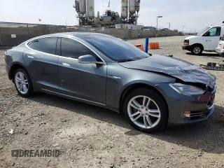 2013 Tesla Model S z VIN 5YJSA1CG9DFP09733, wystawiony jako Copart lot #58081845 z przebiegiem 88 163 mil mil oraz Szkoda całkowita • Salvage title. Historia ofert i sprzedaży dostępna na DreamBid. Obrazek 4.