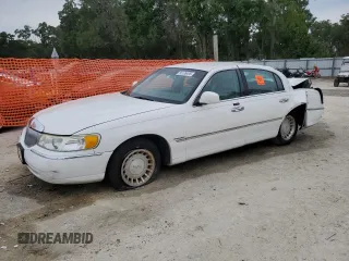 2002 Lincoln Town Car Executive z VIN 1LNHM81W62Y650606, wystawiony jako Copart lot #56135495 z przebiegiem 117 973 mil mil oraz Szkoda całkowita • Salvage title. Historia ofert i sprzedaży dostępna na DreamBid. Obrazek 1.