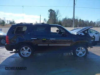 2009 Chevrolet Tahoe LTZ z VIN 1GNFK33049R297484, wystawiony jako IAAI lot #41305771 z przebiegiem 270 024 mil mil oraz . Historia ofert i sprzedaży dostępna na DreamBid. Obrazek 13.