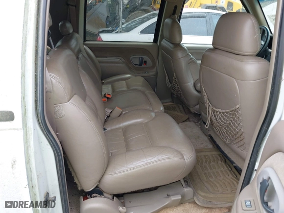 1999 GMC Suburban with VIN 1GKFK16R4XJ798754, listed as a IAAI auction lot 41998578 with 266,899 mi miles. Bid and sale history available at carsss.com. Image 8.