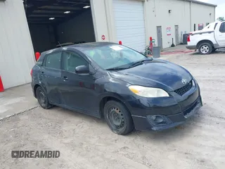 2009 Toyota Matrix S z VIN 2T1KE40E59C013004, wystawiony jako IAAI lot #42113274 z przebiegiem 228 031 mil mil oraz . Historia ofert i sprzedaży dostępna na DreamBid. Obrazek 1.