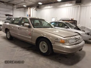 1995 Ford Crown Victoria LX с VIN 2FALP74W0SX195270, выставлен на аукционе IAAI как лот 41840082 с пробегом 139 967 миль миль и . История ставок и продаж доступна на DreamBid. Изображение 1.