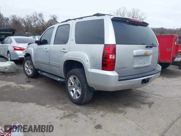 2013 Chevrolet Tahoe LT z VIN 1GNSKBE08DR166024, wystawiony jako IAAI lot #41768851 z przebiegiem 198 302 mil mil oraz . Historia ofert i sprzedaży dostępna na DreamBid. Obrazek 3.