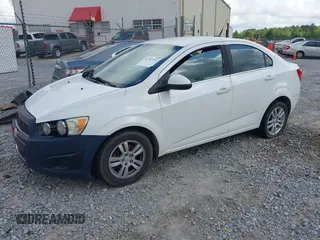 2014 Chevrolet Sonic LT z VIN 1G1JC5SH6E4101466, wystawiony jako IAAI lot #42283152 z przebiegiem 159 568 mil mil oraz . Historia ofert i sprzedaży dostępna na DreamBid. Obrazek 2.