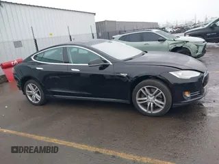 2013 Tesla Model S с VIN 5YJSA1CN0DFP20408, выставлен на аукционе IAAI как лот 41524470 с пробегом Не указан миль и . История ставок и продаж доступна на DreamBid. Изображение 14.