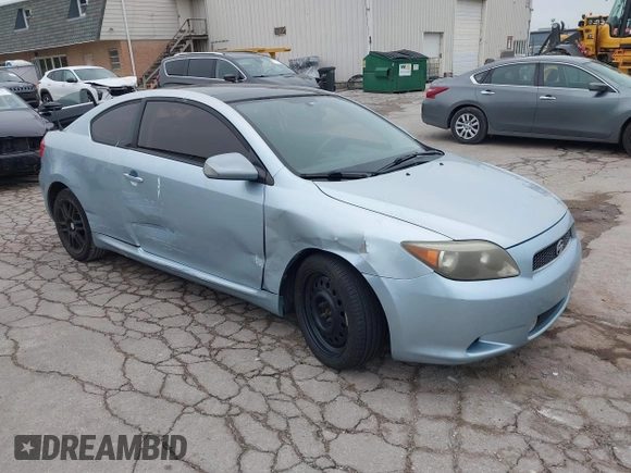 2006 Scion tC z VIN JTKDE167X60130009, wystawiony jako IAAI lot #42174502 z przebiegiem 151 801 mil mil oraz . Historia ofert i sprzedaży dostępna na DreamBid. Obrazek 1.