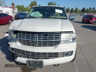 2008 Lincoln Navigator z VIN 5LMFU28538LJ10893, wystawiony jako IAAI lot #42204037 z przebiegiem 138 229 mil mil oraz . Historia ofert i sprzedaży dostępna na DreamBid. Obrazek 12.