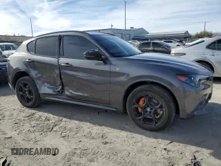 2024 Alfa Romeo Stelvio Veloce z VIN ZASPAKBN3R7D71181, wystawiony jako Copart lot #87510335 z przebiegiem 19 477 mil mil oraz Szkody całkowita. Historia ofert i sprzedaży dostępna na DreamBid. Obrazek 4.