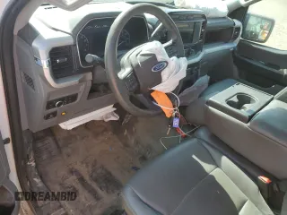 2022 Ford F-150 XL z VIN 1FTMF1CB3NKD00582, wystawiony jako Copart lot #53456805 z przebiegiem Nie podano mil oraz Nie do naprawy • Non repairable. Historia ofert i sprzedaży dostępna na DreamBid. Obrazek 8.