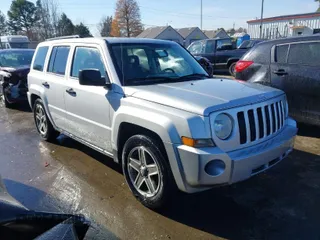 2008 Jeep Patriot Sport with VIN 1J8FT28W38D798125, listed as a IAAI auction lot 41004403 with 98,841 mi miles. Bid and sale history available at carsss.com. Image 1.