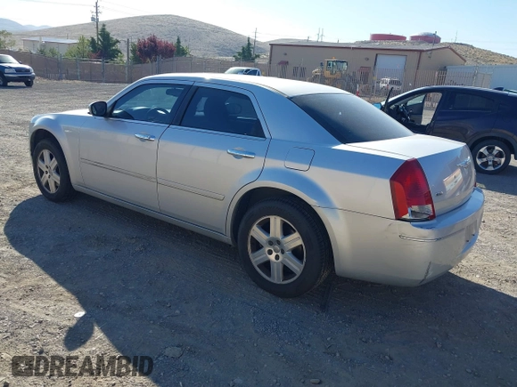 2005 Chrysler 300 z VIN 2C3AK53G25H653389, wystawiony jako IAAI lot #42482526 z przebiegiem 314 939 mil mil oraz . Historia ofert i sprzedaży dostępna na DreamBid. Obrazek 3.
