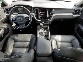 2021 Volvo V60 z VIN YV4102WK9M1070764, wystawiony jako Copart lot #46495284 z przebiegiem 30 074 mil mil oraz . Historia ofert i sprzedaży dostępna na DreamBid. Obrazek 8.