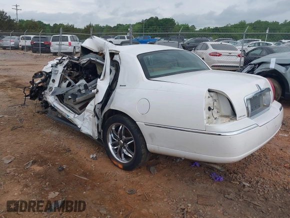 2003 Lincoln Town Car Executive z VIN 1LNHM81W03Y622978, wystawiony jako IAAI lot #42114961 z przebiegiem Nie podano mil oraz . Historia ofert i sprzedaży dostępna na DreamBid. Obrazek 3.