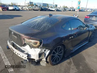 2017 Toyota 86 z VIN JF1ZNAA13H9705460, wystawiony jako IAAI lot #41955022 z przebiegiem 83 218 mil mil oraz . Historia ofert i sprzedaży dostępna na DreamBid. Obrazek 4.