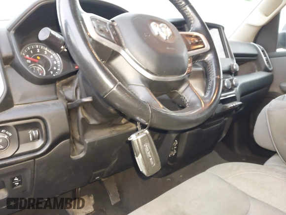 2020 Ram 1500 Big Horn z VIN 1C6RRFFG5LN284440, wystawiony jako IAAI lot #40975635 z przebiegiem 105 400 mil mil oraz . Historia ofert i sprzedaży dostępna na DreamBid. Obrazek 11.