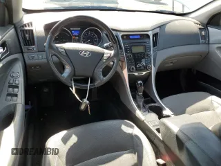 2012 Hyundai Sonata Hybrid z VIN KMHEC4A43CA047569, wystawiony jako Copart lot #57174535 z przebiegiem 186 562 mil mil oraz Czysty tytuł • Clean title. Historia ofert i sprzedaży dostępna na DreamBid. Obrazek 8.