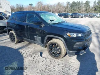 2022 Jeep Compass Latitude with VIN 3C4NJDBB7NT195727, listed as a IAAI auction lot 41693643 with 33,413 mi miles and . Bid and sale history available at carsss.com. Image 1.