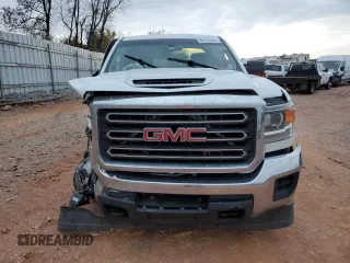 2018 GMC Sierra 2500HD z VIN 1GT12REY5JF232769, wystawiony jako Copart lot #82141064 z przebiegiem Nie podano mil oraz Szkoda całkowita • Salvage title. Historia ofert i sprzedaży dostępna na DreamBid. Obrazek 5.