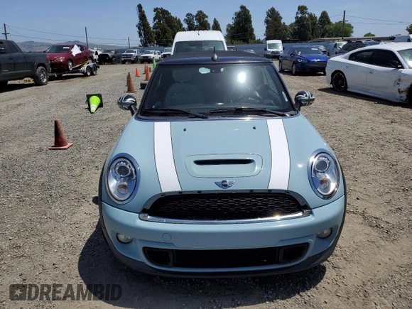 2013 MINI Convertible S z VIN WMWZP3C54DT551321, wystawiony jako Copart lot #57089205 z przebiegiem 92 441 mil mil oraz Szkoda całkowita • Salvage title. Historia ofert i sprzedaży dostępna na DreamBid. Obrazek 5.
