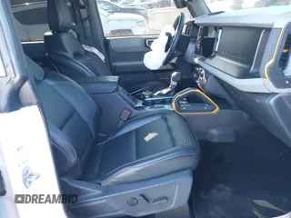 2023 Ford Bronco z VIN 1FMEE5DP1PLC08565, wystawiony jako IAAI lot #41610564 z przebiegiem 19 244 mil mil oraz . Historia ofert i sprzedaży dostępna na DreamBid. Obrazek 5.