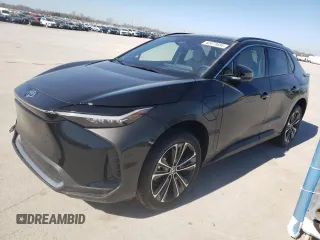 2023 Toyota bZ4X XLE z VIN JTMABACA8PA040260, wystawiony jako Copart lot #42473684 z przebiegiem 5 884 mil mil oraz . Historia ofert i sprzedaży dostępna na DreamBid. Obrazek 1.