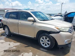 2011 Toyota Highlander z VIN 5TDBK3EH2BS042799, wystawiony jako IAAI lot #39900598 z przebiegiem 232 331 mil mil oraz . Historia ofert i sprzedaży dostępna na DreamBid. Obrazek 1.