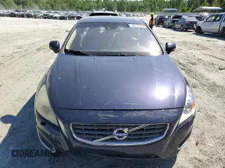 2013 Volvo S60 T5 Premier z VIN YV1612FS6D1228039, wystawiony jako Copart lot #58237355 z przebiegiem 173 884 mil mil oraz Tytuł czysty. Historia ofert i sprzedaży dostępna na DreamBid. Obrazek 5.
