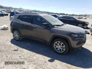 2023 Jeep Compass Latitude Lux z VIN 3C4NJDFNXPT571635, wystawiony jako Copart lot #49438395 z przebiegiem 12 019 mil mil oraz Szkoda całkowita • Salvage title. Historia ofert i sprzedaży dostępna na DreamBid. Obrazek 4.