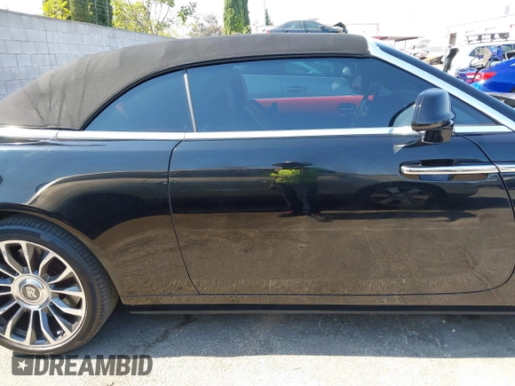 2018 Rolls-Royce Dawn z VIN SCA666D59JU115652, wystawiony jako IAAI lot #39811506 z przebiegiem 21 608 mil mil oraz . Historia ofert i sprzedaży dostępna na DreamBid. Obrazek 13.