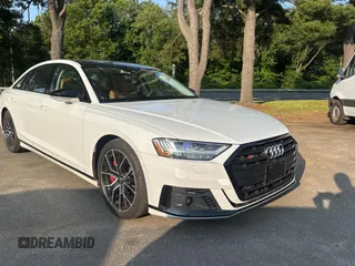 2020 Audi S8 z VIN WAU8SAF82LN011960, wystawiony jako Copart lot #59629095 z przebiegiem 58 167 mil mil oraz Tytuł czysty. Historia ofert i sprzedaży dostępna na DreamBid. Obrazek 1.