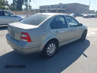 2004 Volkswagen Jetta GL z VIN 3VWRA69M64M039222, wystawiony jako IAAI lot #42262445 z przebiegiem 100 200 mil mil oraz . Historia ofert i sprzedaży dostępna na DreamBid. Obrazek 4.