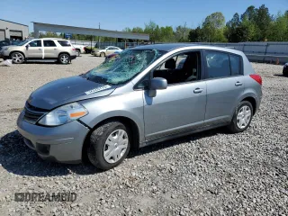 2011 Nissan Versa S z VIN 3N1BC1CP5BL516779, wystawiony jako Copart lot #52226775 z przebiegiem 176 384 mil mil oraz Tytuł czysty. Historia ofert i sprzedaży dostępna na DreamBid. Obrazek 1.