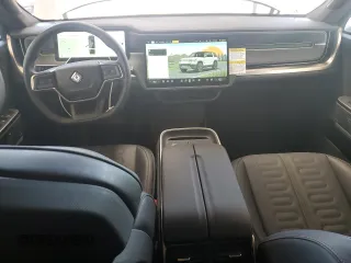 2025 Rivian R1S Adventure z VIN 7PDSGBBA9SN052652, wystawiony jako Copart lot #51659315 z przebiegiem 4012 mil mil oraz Szkody całkowita. Historia ofert i sprzedaży dostępna na DreamBid. Obrazek 8.