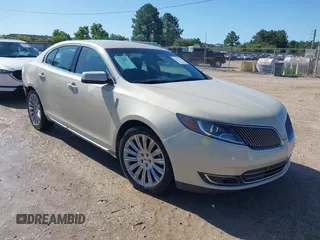 2014 Lincoln MKS z VIN 1LNHL9DK0EG611683, wystawiony jako IAAI lot #42571742 z przebiegiem 70 963 mil mil oraz . Historia ofert i sprzedaży dostępna na DreamBid. Obrazek 1.