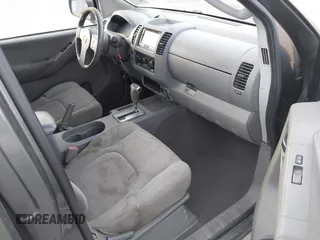 2007 Nissan Frontier SE z VIN 1N6AD09U67C411083, wystawiony jako IAAI lot #41691251 z przebiegiem 186 495 mil mil oraz . Historia ofert i sprzedaży dostępna na DreamBid. Obrazek 5.