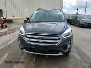 2017 Ford Escape SE z VIN 1FMCU9G91HUE17654, wystawiony jako Copart lot #56173175 z przebiegiem 97 678 mil mil oraz Czysty tytuł • Clean title. Historia ofert i sprzedaży dostępna na DreamBid. Obrazek 14.