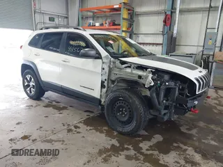 2016 Jeep Cherokee Trailhawk z VIN 1C4PJMBS6GW242123, wystawiony jako IAAI lot #41156712 z przebiegiem 136 596 mil mil oraz . Historia ofert i sprzedaży dostępna na DreamBid. Obrazek 1.