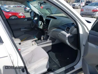 2011 Subaru Forester X z VIN JF2SHABCXBH775202, wystawiony jako IAAI lot #41982420 z przebiegiem 130 053 mil mil oraz . Historia ofert i sprzedaży dostępna na DreamBid. Obrazek 5.