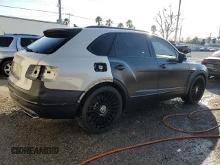 2017 Bentley Bentayga W12 z VIN SJAAC2ZVXHC016000, wystawiony jako Copart lot #43702555 z przebiegiem 46 172 mil mil oraz Szkody całkowita. Historia ofert i sprzedaży dostępna na DreamBid. Obrazek 3.