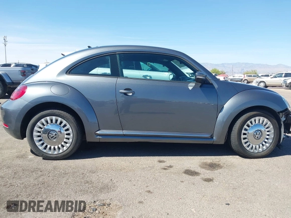 2014 Volkswagen Beetle 1.8T z VIN 3VWJ17AT9EM664866, wystawiony jako IAAI lot #42157223 z przebiegiem 36 381 mil mil oraz . Historia ofert i sprzedaży dostępna na DreamBid. Obrazek 14.