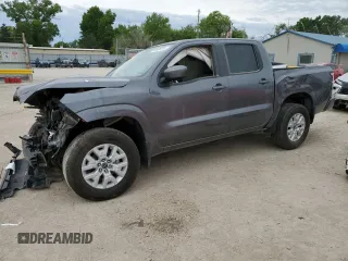 2023 Nissan Frontier SV z VIN 1N6ED1EJ7PN638273, wystawiony jako Copart lot #55826515 z przebiegiem Nie podano mil oraz Szkoda całkowita • Salvage title. Historia ofert i sprzedaży dostępna na DreamBid. Obrazek 1.