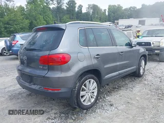 2014 Volkswagen Tiguan SE z VIN WVGAV3AX0EW576108, wystawiony jako IAAI lot #42405804 z przebiegiem 117 530 mil mil oraz . Historia ofert i sprzedaży dostępna na DreamBid. Obrazek 4.