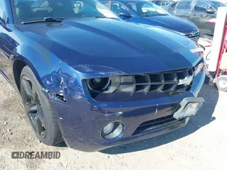 2011 Chevrolet Camaro 1LT z VIN 2G1FB1ED0B9124065, wystawiony jako IAAI lot #42203698 z przebiegiem 190 555 mil mil oraz . Historia ofert i sprzedaży dostępna na DreamBid. Obrazek 6.