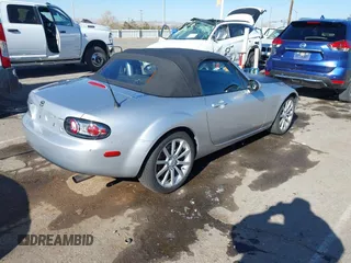 2007 Mazda MX-5 Miata Sport z VIN JM1NC25F170126965, wystawiony jako IAAI lot #41003125 z przebiegiem 99 338 mil mil oraz . Historia ofert i sprzedaży dostępna na DreamBid. Obrazek 4.